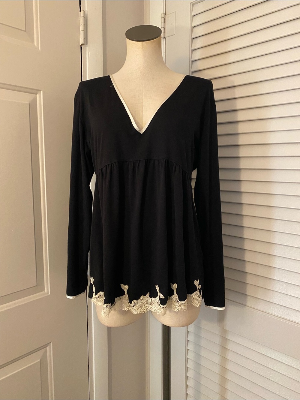Jones New York Black V-Neck Long Sleeve Top with Cream Lace Hem- Size XL